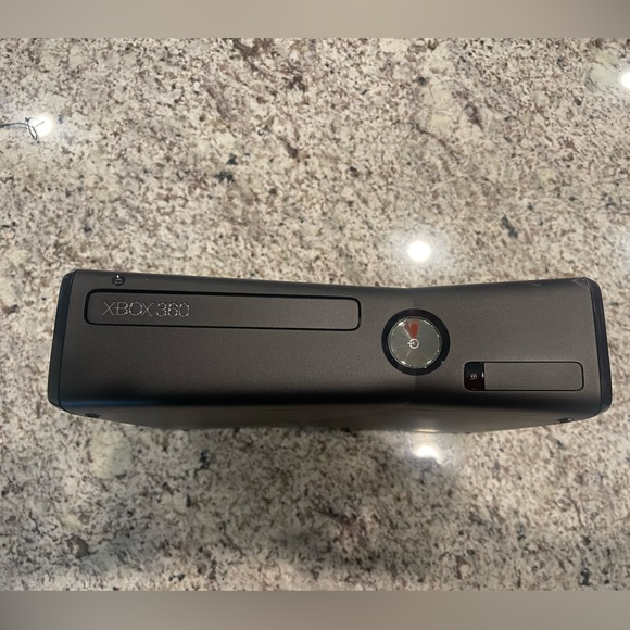 Xbox 360 4GB Kinect Bundle. Xbox 360 console, Kinect adapter, 2 wireless remotes - Picture 3 of 14